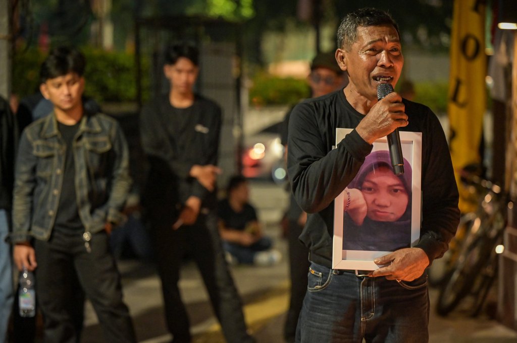 Ayah dari salah satu korban Tragedi Kanjuruhan, Bambang (kanan) menyampaikan aspirasinya saat peringatan 1.000 hari Tragedi Kanjuruhan di depan Museum Polri, Jakarta, Jumat (27/6/2025). ANTARA FOTO/Fauzan/rwa. Peringatan 1.000 hari Tragedi Kanjuruhan di Jakarta