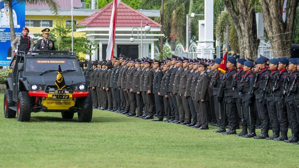 Kapolda Sulteng Irjen Pol Agus Nugroho (kedua kanan) memeriksa pasukan dari atas kendaraan taktis pada peringatan Hari Bhayangkara ke-79 di halaman Kantor Gubernur Sulteng di Palu, Sulawesi Tengah, Selasa (1/7/2025). ANTARA FOTO/Basri Marzuki/rwa. Peringatan Hari Bhayangkara di Palu