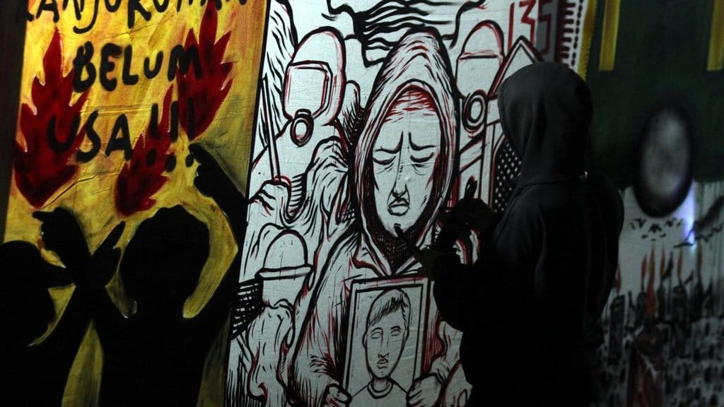 Seniman menggambar mural dalam kegiatan bertajuk Doa Cinta dan Keadilan - Refleksi Seribu Hari Tragedi Kanjuruhan di Rest Area Karangploso, Malang, Jawa Timur, Senin (30/6/2025). ANTARA FOTO/Ari Bowo Sucipto/nz Refleksi seribu hari Tragedi Kanjuruhan