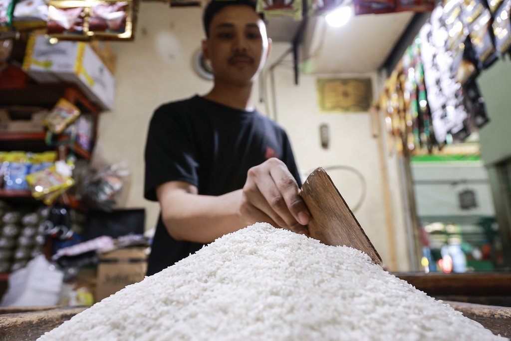 Pedagang menata beras yang dijualnya di Pasar Gondangdia, Jakarta, Jumat (4/7/2025). ANTARA FOTO/Dhemas Reviyanto/foc. Kenaikan harga beras pada Juni 2025