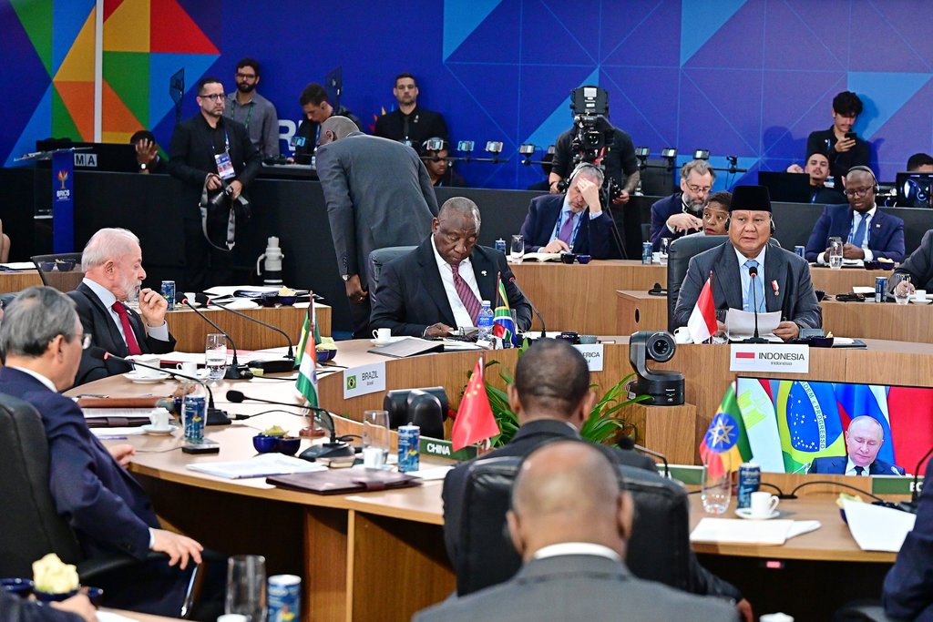 Presiden Prabowo (kanan) mengikuti rapat pleno KTT BRICS Ke-17 di Museum Seni Modern, Rio De Janeiro, Brasil, Minggu (6/7/2025). ANTARA FOTO/HO/Biro Pers-Muchlis jr/wpa/foc. Presiden Prabowo menghadiri KTT BRICS