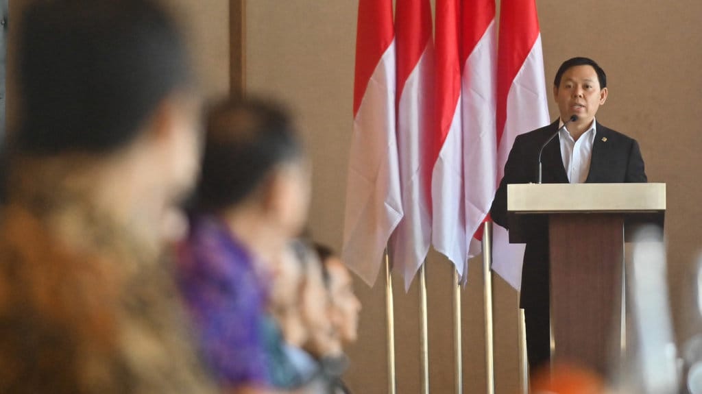 Ketua DPD Sultan Bachtiar Najamudin menyampaikan sambutan saat kegiatan Focus Group Discussion (FGD) terkait Rancangan Undang-Undang tentang Pengelolaan Perubahan Iklim di Sanur, Denpasar, Bali, Senin (7/7/2025). ANTARA FOTO/Fikri Yusuf/nym. FGD RUU Pengelolaan Perubahan Iklim