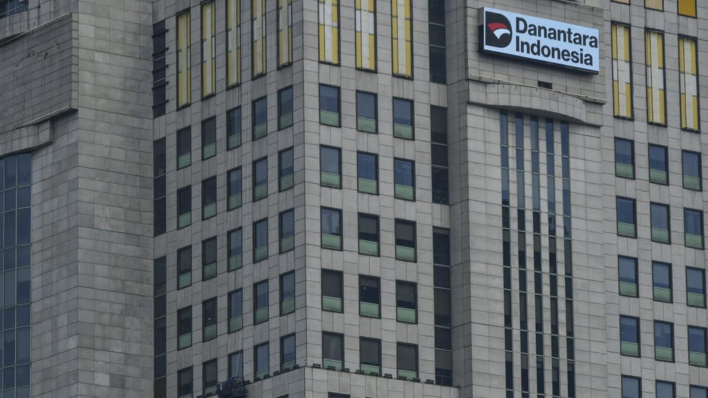 Pekerja membersihkan kaca gedung Wisma Danantara Indonesia di Jakarta, Selasa (8/7/2025). Badan Pengelola Investasi Daya Anagata Nusantara (BPI Danantara) menjalin kerja sama investasi dengan perusahaan asal Arab Saudi, ACWA Power senilai 10 miliar dolar AS atau setara Rp162 triliun yang berfokus pada proyek pembangkit energi terbarukan, turbin gas siklus gabungan, hidrogen hijau, dan desalinasi air. ANTARA FOTO/Hafidz Mubarak A/foc. Kerja sama investasi Danantara - Acwa Power