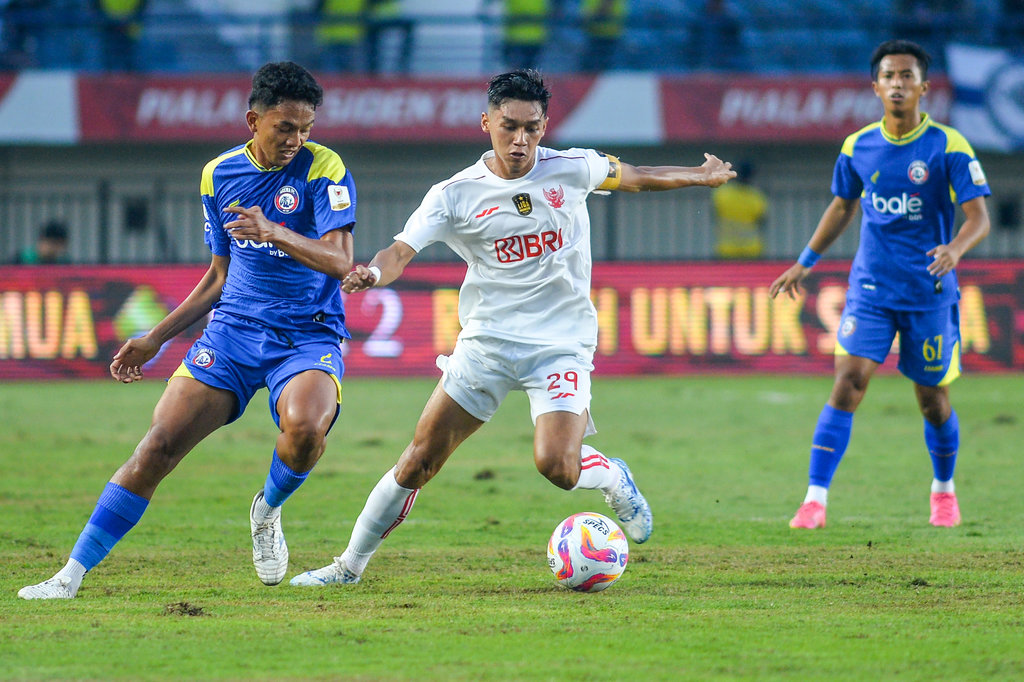 Pesepak bola Liga Indonesia All Star Septian David Maulana (tengah) berebut bola dengan pesepak bola Arema FC Julian Figo Ramadani (kiri) pada pertandingan Piala Presiden Grup A di Stadion Si Jalak Harupat, Bandung, Jawa Barat, Selasa (8/7/2025). Pertandingan tersebut berakhir imbang dengan skor 2-2. ANTARA FOTO/Raisan Al Farisi/foc. Liga Indonesia All Star imbang melawan Arema FC
