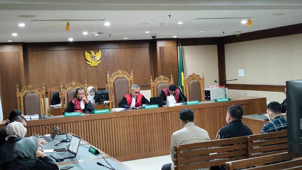 Mantan Jaksa pada Kejaksaan Negeri (Kejari) Jakarta Barat, Azam Akhmad Akhsya dkk saat menghadapi sidang putusan terkait kasus gratifikasi dan penggelapan barang bukti kasus investasi robot trading Fahrenheit, di Pengadilan Tipikor, Jakarta Pusat, Selasa (8/7/2025). tirto.id/Umay Sidang Putusan Kasus Gratifikasi Robot Trading