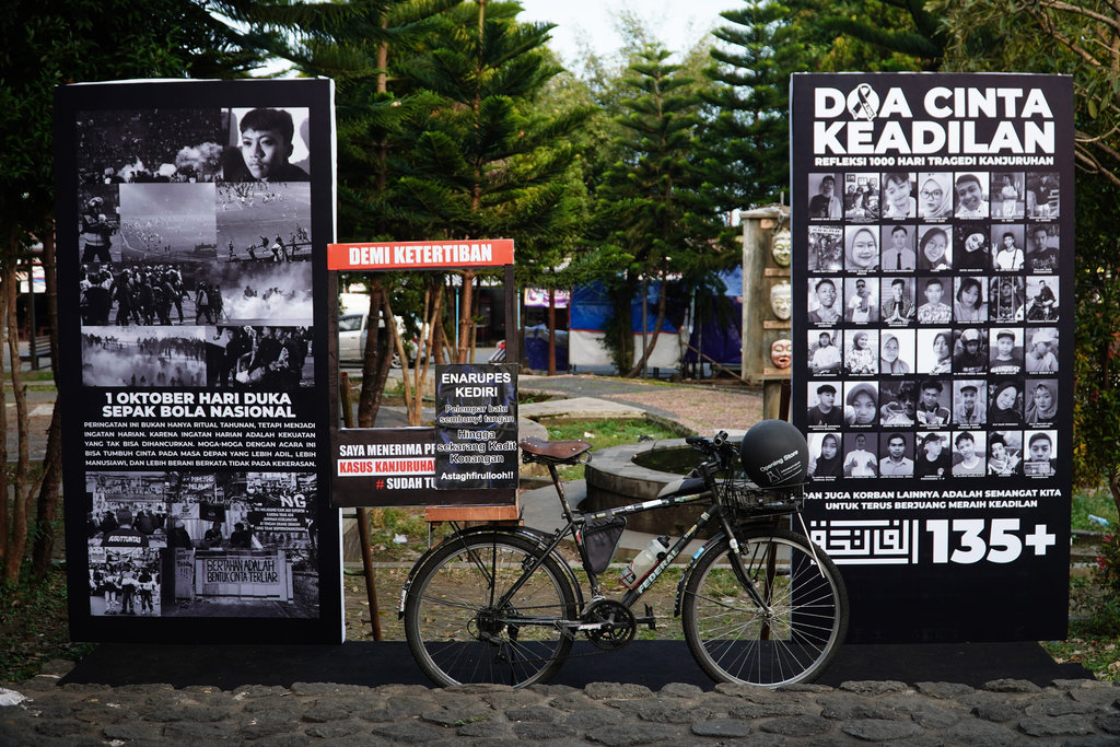 Poster Doa, Cinta, dan Keadilan pada 1000 hari Tragedi Kanjuruhan, Senin (30/6/2025). foto/Dok. JSKK 1000 hari Tragedi Kanjuruhan