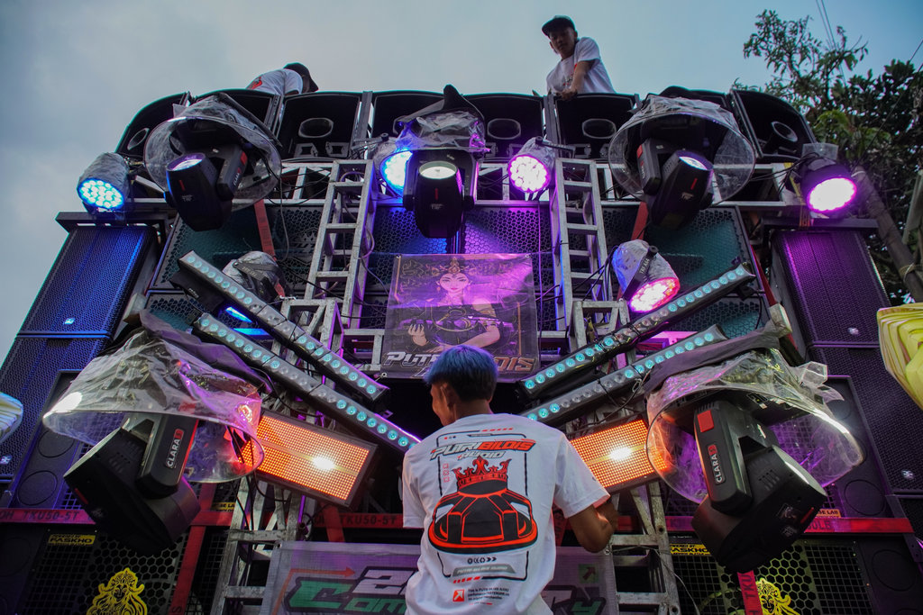 Warga menyiapkan peralatan saat gelaran Urek Urek Carnival yang diiringi perangkat audio kapasitas besar di Desa Urek-urek Kecamatan Gondanglegi, Kabupaten Malang, Jawa Timur, Sabtu (12/7/2025). ANTARA FOTO/Irfan Sumanjaya/nym. Karnaval desa diiringi perangkat audio berkapasitas besar di Malang