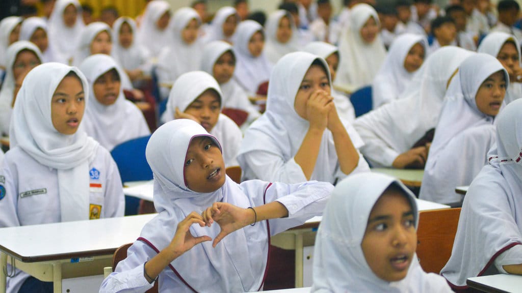 Sejumlah siswa baru mengikuti pembukaan masa pengenalan lingkungan sekolah (MPLS) di Sekolah Rakyat Menengah Pertama 4 Padang, di Balai Besar Pendidikan dan Pelatihan Kesejahteraan Sosial Padang, Sumatera Barat, Senin (14/7/2025). ANTARA FOTO/Iggoy el Fitra/rwa. MPLS sekolah rakyat di Padang