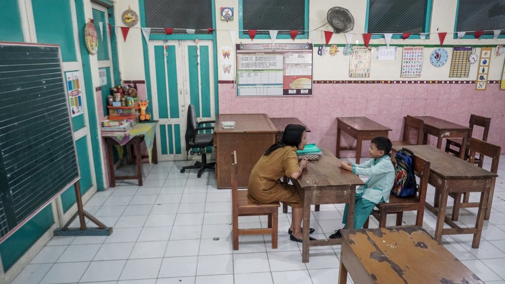 Guru mengajar seorang siswa kelas satu saat kegiatan Masa Pengenalan Lingkungan Sekolah Pendidikan (MPLS) di SD Negeri Kauman 27 Solo, Jawa Tengah, Senin (14/7/2025). ANTARA FOTO/Mohammad Ayudha/rwa. Sekolah hanya mendapat satu siswa baru