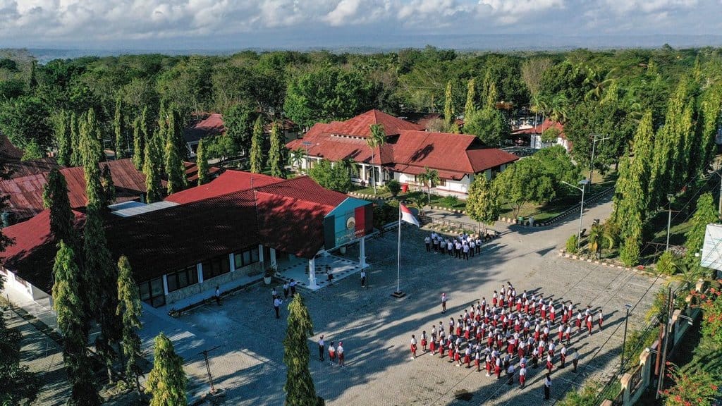 Foto udara sejumlah siswa sekolah rakyat mengikuti upacara bendera di Sekolah Rakyat Menengah Pertama 19 Kupang, Sentra Efata, Naibonat, Kabupaten Kupang, NTT, Senin (14/7/2025). ANTARA FOTO/Fauzan/rwa. Sekolah Rakyat di Kupang beroperasi