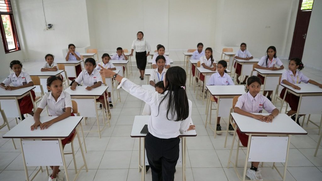 Sejumlah siswa sekolah rakyat mendengarkan penjelasan dari guru pada hari pertama pengoperasian Sekolah Rakyat Menengah Pertama 19 Kupang di Sentra Efata, Naibonat, Kabupaten Kupang, NTT, Senin (14/7/2025). ANTARA FOTO/Fauzan/rwa. Sekolah Rakyat di Kupang beroperasi