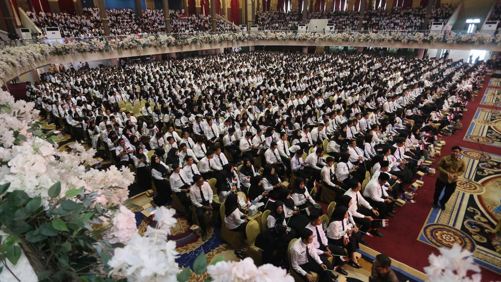 Ribuan Calon Pegawai Negeri Sipil (CPNS) dan Pegawai Pemerintah dengan Perjanjian Kerja (PPPK) menghadiri acara penyerahan SK dan pembekalan CPNS serta PPPK di Graha Unesa, Surabaya, Jawa Timur, Rabu (16/7/2025). Dalam kegiatan tersebut Gubernur Khofifah menyerahkan sebanyak 4.172 SK pengangkatan sebagai ASN yang terdiri dari 2.015 PPPK dan 2.157 CPNS serta memberikan pembekalan untuk penguatan kapasitas dan kualitas SDM ASN. ANTARA FOTO/Moch Asim/foc. Penyerahan SK dan pembekalan CPNS serta PPPK Jawa Timur