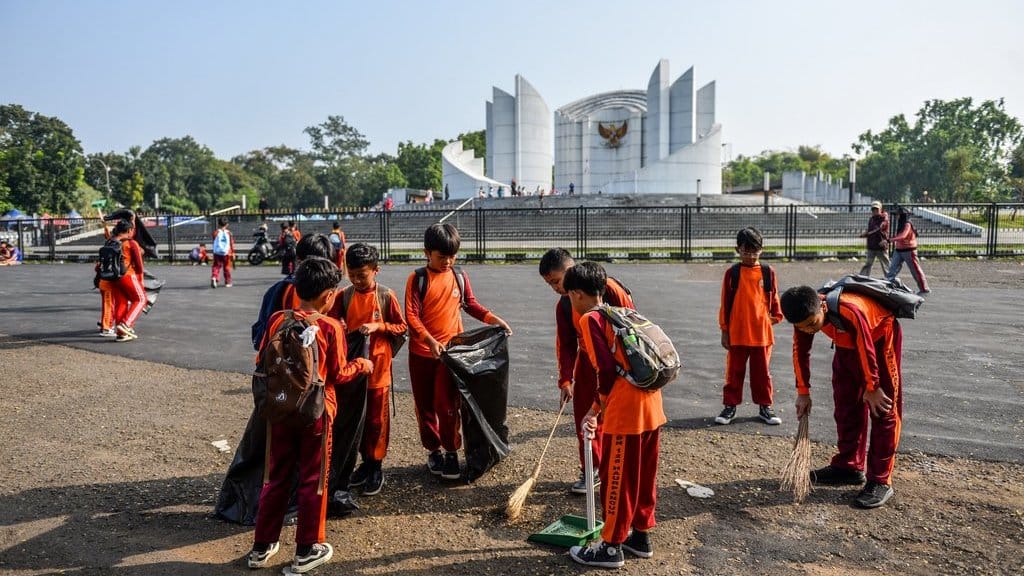 Pelajar melakukan bersih-bersih saat mengikuti aksi ekologi di Taman Monumen Perjuangan, Bandung, Jawa Barat, Jumat (18/7/2025). ANTARA FOTO/Raisan Al Farisi/rwa. Aksi ekologi di masa akhir MPLS di Bandung