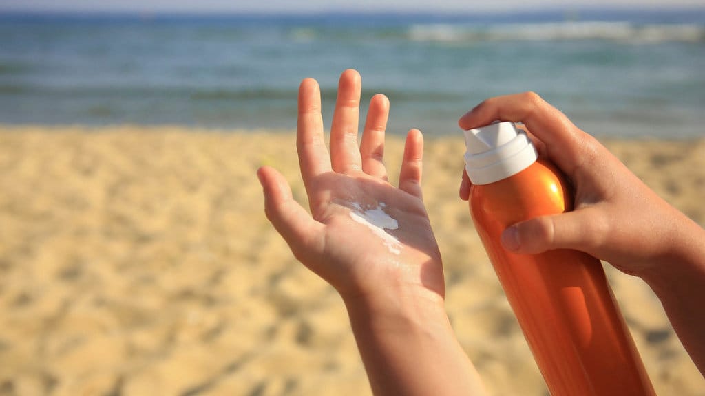 Sunscreen kulit bruntusan. foto/istockphoto Sunscreen kulit bruntusan