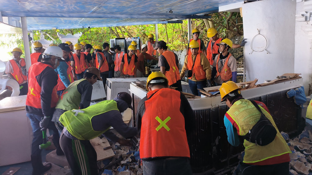 Eksekusi yang dilakukan oleh Pemerintah Kabupaten Badung terhadap salah satu bangunan di Kawasan Pantai Bingin, Senin (21/07/2025). Tirto.id/Sandra Gisela Pemprov Bali Bongkar Bangunan Liar di Pantai Bingin