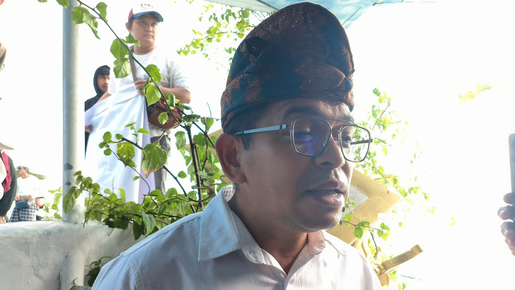 Kuasa Hukum Masyarakat Pantai Bingin, Alex Barung, ketika diwawancarai di lokasi eksekusi, Senin (21/07/2025). Tirto.id/Sandra Gisela Pemprov Bali Bongkar Bangunan Liar di Pantai Bingin