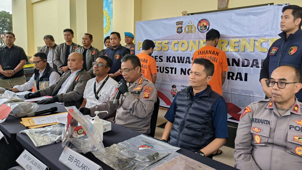 Konferensi pers pengungkapan kasus pencurian ban di Terminal Internasional Bandara I Gusti Ngurah Rai, Polres Kawasan Bandara I Gusti Ngurah Rai, Senin (21/07/2025). Tirto.id/Sandra Gisela Kasus Pencurian Ban Mobil di Bandara I Gusti Ngurah Rai