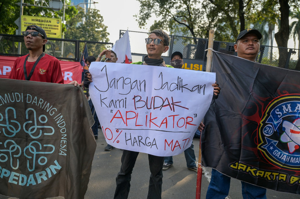 Sejumlah pengemudi ojek daring (ojol) melakukan aksi demonstrasi di kawasan Patung Kuda, Jakarta, Senin (21/7/2025). ANTARA FOTO/Fauzan/YU Aksi unjuk rasa pengemudi ojek daring di Jakarta