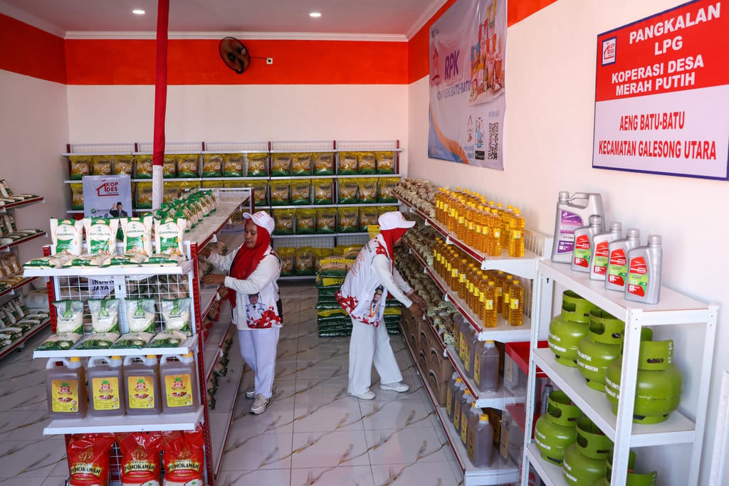 Petugas menata berbagai produk yang dijual di Koperasi Desa/Kelurahan Merah Putih yang diluncurkan di Desa Aeng Batu-Batu, Kabupaten Takalar, Sulawesi Selatan, Senin (21/7/2025). Sebanyak 3.059 Koperasi Desa/Kelurahan Merah Putih yang tersebar di sejumlah daerah di Sulsel resmi diluncurkan oleh Presiden Prabowo Subianto yang dilaksanakan secara serentak bersama 77.022 Koperasi Merah Putih lainnya di seluruh Indonesia. ANTARA FOTO/Arnas Padda/tom. Peluncuran Koperasi Merah Putih di Sulsel