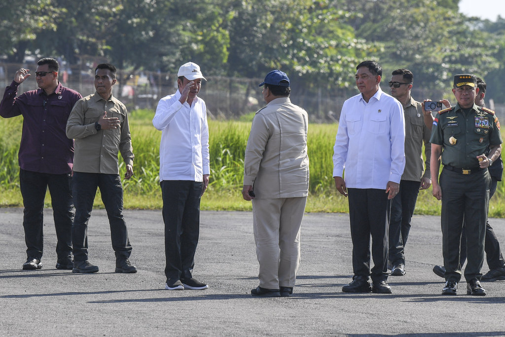 Presiden ke-7 RI Joko Widodo (ketiga kiri) berbincang dengan Prabowo Subianto (tengah) disaksikan Menteri Pertahanan Sjafrie Sjamsoeddin (ketiga kanan) dan Panglima TNI Jenderal TNI Agus Subiyanto (kanan) saat mengantar kembali ke Jakarta di Lanud Adi Soemarmo, Boyolali, Jawa Tengah, Senin (21/7/2025). Presiden Prabowo Subianto kembali menuju Jakarta usai meresmikan Koperasi Desa/Kelurahan Merah Putih di Klaten, Jawa Tengah. ANTARA FOTO/Galih Pradipta/YU Presiden ke-7 Joko Widodo mengantar Presiden Prabowo kembali ke Jakarta