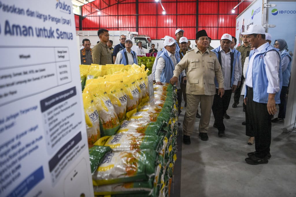 Presiden Prabowo Subianto (tengah) didampingi Menko Bidang Pangan Zulkifli Hasan (ketiga kiri), Menteri Pertanian Andi Amran Sulaiman (kanan), Menteri Koperasi Budi Arie (kedua kanan) meninjau gudang koperasi usai peluncuran Koperasi Desa/Kelurahan Merah Putih di Desa Bentangan, Klaten, Jawa Tengah, Senin (21/7/2025). Presiden Prabowo Subianto meresmikan kelembagaan 80.000 Koperasi Desa/Kelurahan Merah Putih yang dipusat kan di Klaten. ANTARA FOTO/Galih Pradipta/tom. Presiden Prabowo resmikan Koperasi Desa Merah Putih di Klaten