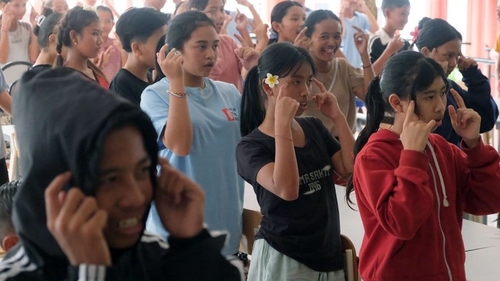 Sejumlah peserta didik mengikuti materi pendidikan pada masa pengenalan lingkungan sekolah (MPLS) tahun ajaran 2025/2026 di Sekolah Rakyat Menengah Pertama 17 Tabanan, Bali, Selasa (22/7/2025). ANTARA FOTO/Nyoman Hendra Wibowo/foc. Pendidikan Pancasila dan gotong royong di Sekolah Rakyat