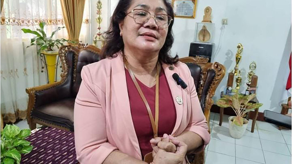 Kepala Sekolah SMPN 8, Maria Roslin Lana. tirto.id/Mario SIna Maria Roslin Lana