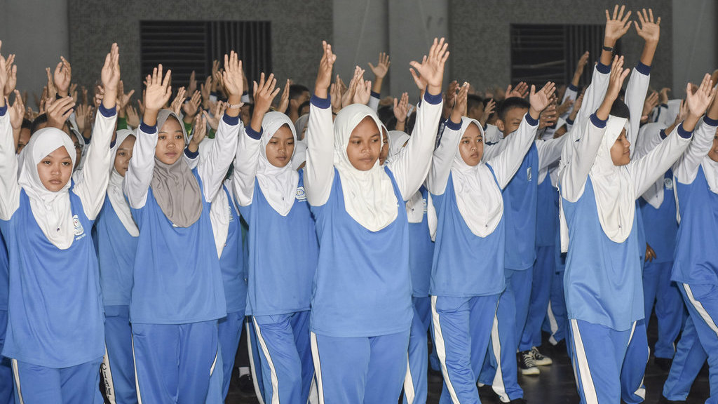 Siswa mengikuti senam anak Indonesia hebat saat pagi ceria serentak di SMK Negeri 1 Ciamis, Kabupaten Ciamis, Jawa Barat, Rabu (23/7/2025). ANTARA FOTO/Adeng Bustomi/nz Peringatan Hari Anak Nasional di Ciamis