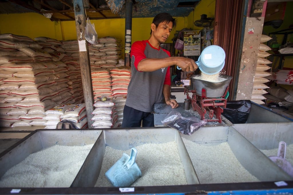 Pedagang melayani pembeli beras di pasar Induk Indramayu, Jawa Barat, Kamis (24/7/2025). ANTARA FOTO/Dedhez Anggara/bar Harga beras naik di Indramayu