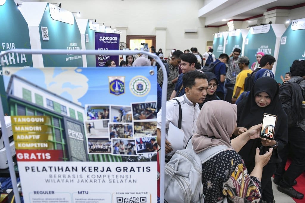 Para pencari kerja mendengarkan penjelasan mengenai lowongan pekerjaan saat Jakarta Job Fair Goes to Vocational School di SMKN 57 Jakarta, Jumat (25/7/2025). ANTARA FOTO/Hafidz Mubarak A/foc. Jakarta Job Fair Goes to Vocational School