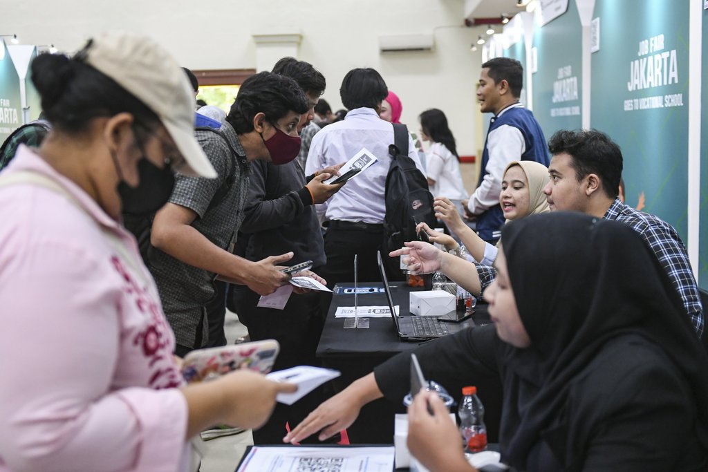 Para pencari kerja mendengarkan penjelasan mengenai lowongan pekerjaan saat Jakarta Job Fair Goes to Vocational School di SMKN 57 Jakarta, Jumat (25/7/2025). ANTARA FOTO/Hafidz Mubarak A/foc. Jakarta Job Fair Goes to Vocational School