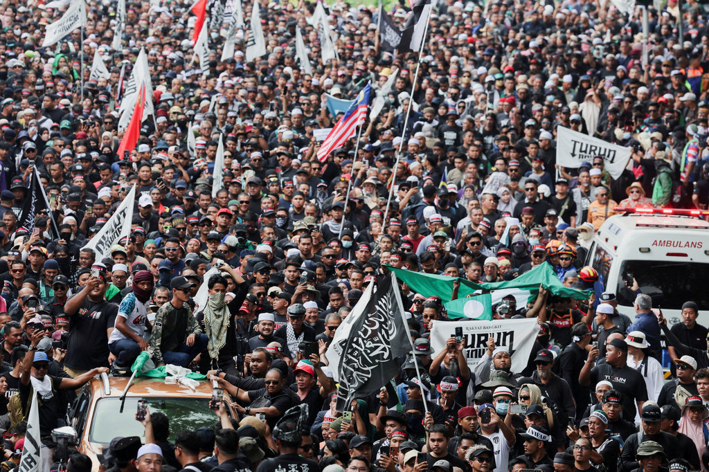Orang-orang berbaris selama protes yang menuntut Perdana Menteri Malaysia Anwar Ibrahim mengundurkan diri di Kuala Lumpur, Malaysia, 26 Juli 2025. (REUTERS/Hasnoor Hussain) Demo di Kuala Lumpur
