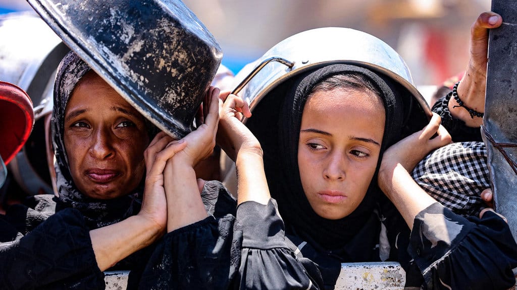Warga Palestina menunggu di titik distribusi sup miju-miju di Kota Gaza, Jalur Gaza utara, pada 27 Juli 2025. AFP/Omar AL-QATTAA Kelaparan di Gaza