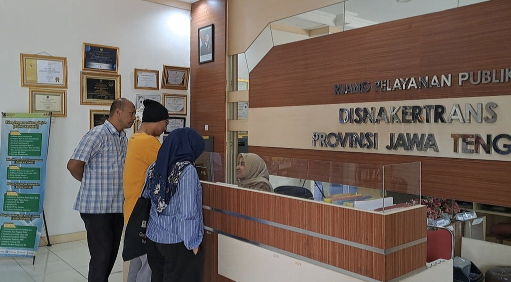 Pendamping pekerja Suara Merdeka berada di resepsionis Disnakertrans Jateng, Senin (28/7/2025). Tirto.id/Baihaqi Annizar Duduk Perkara Pekerja Suara Merdeka Protes Gajinya Tak Dibayar