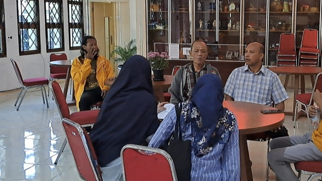 Pendamping pekerja Suara Merdeka menunggu jelang audiensi di kantor Disnakertrans Jateng, Senin (28/7/2025). Tirto.id/Baihaqi Annizar Duduk Perkara Pekerja Suara Merdeka Protes Gajinya Tak Dibayar