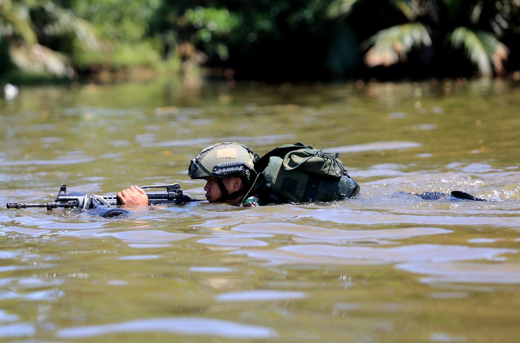 Prajurit TNI AD dari Yonif 116/GS Meulaboh melaksanakan latihan renang taktis dan penyeberangan sungai di Daerah Aliran Sungai (DAS) Desa Suak Ribe, Kecamatan Johan Pahlawan, Aceh Barat, Aceh, Selasa (29/7/2025). ANTARA FOTO/Syifa Yulinnas/YU Latihan renang taktis dan penyeberangan sungai TNI di Aceh