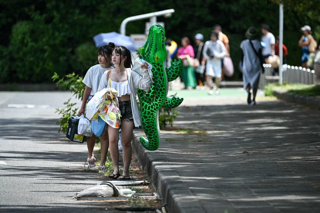 Orang-orang meninggalkan area tepi pantai di Taman Tepi Laut Inage setelah sebagian besar wilayah pesisir Jepang berstatus siaga tsunami menyusul gempa berkekuatan 8,7 skala Richter di laut lepas Rusia timur, di sepanjang Teluk Tokyo di Kota Chiba, Prefektur Chiba, pada 30 Juli 2025. AFP/Philip FONG Gempa Rusia Jepang