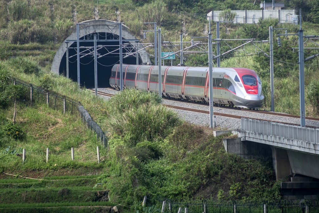 Kereta cepat Whoosh melintas di Ngamprah, Kabupaten Bandung Barat, Jawa Barat, Kamis (31/7/2025). ANTARA FOTO/Abdan Syakura/bar Kajian usulan perluasan jalur kereta cepat Whoosh