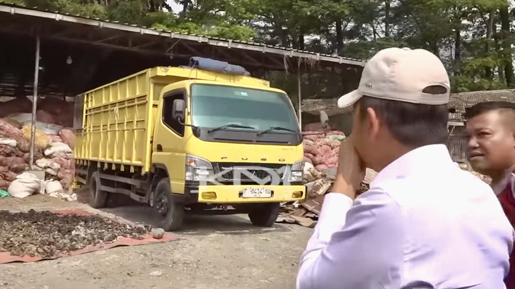 Tangkapan layar video YouTube KDM - Gubernur Jawa Barat Dedi Mulyadi melakukan inspeksi mendadak di pabrik pengolahan bulu ayam milik PT Inti Olah Daging Jaya (IODJ) di Kampung Cigangsa, Desa Nanggeleng, Kecamatan Cipeundeuy, Kabupaten Bandung Barat. (FOTO/Tangkapan layar YouTube KDM) Pabrik Bulu Ayam di Cipeundeuy
