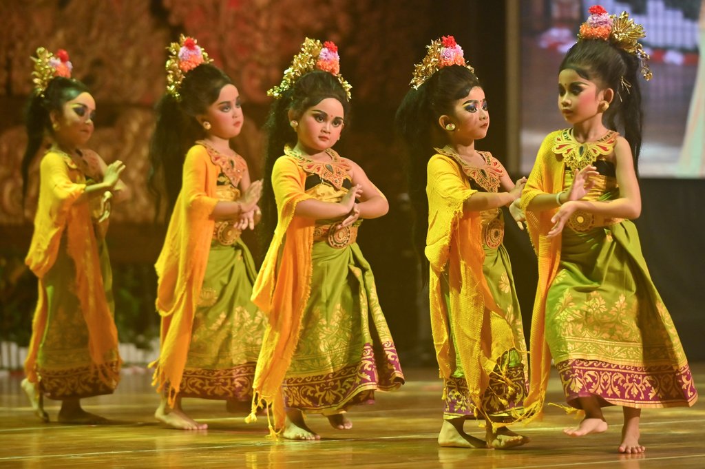 Sejumlah anak menampilkan tarian Bali saat kegiatan Festival Anak Denpasar 2025 di Denpasar, Bali, Selasa (29/7/2025). ANTARA FOTO/Fikri Yusuf/YU Festival Anak Denpasar 2025