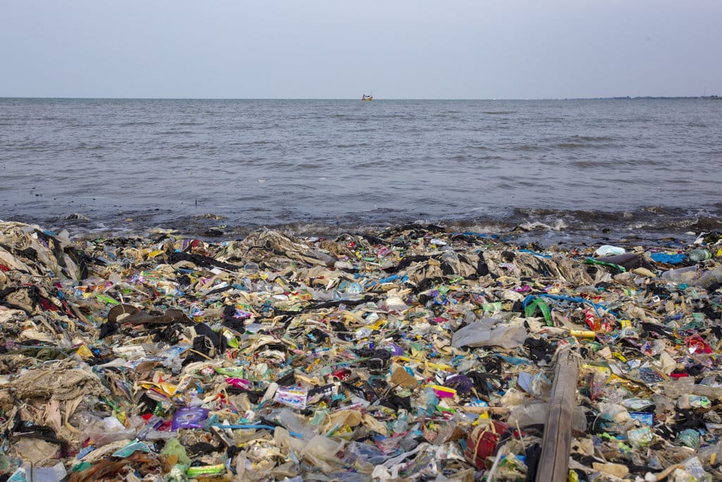 Sampah laut dapat memicu kerusakan ekosistem pesisir seperti terumbu karang, mangrove, serta menurunnya populasi ikan. ANTARA FOTO/Dedhez Anggara/nym. Jumlah sampah cemari laut Indonesia