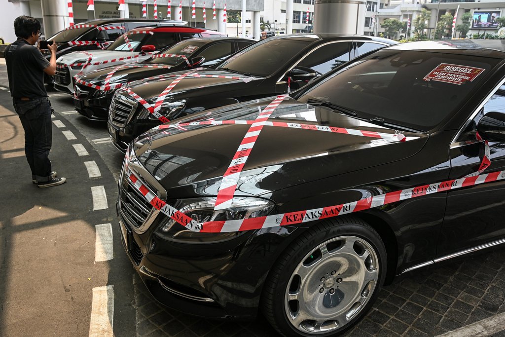 Jurnalis merekam sejumlah mobil sitaan penyidik Jaksa Agung Muda Bidang Tindak Pidana Khusus (Jampidsus) di Kejaksaan Agung, Jakarta, Selasa (5/8/2025). ANTARA FOTO/Sulthony Hasanuddin/rwa. Kejagung sita mobil mewah diduga milik Riza Chalid