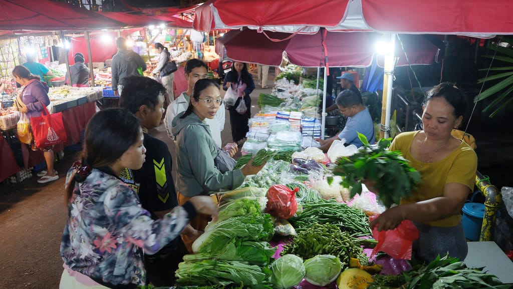 Pedagang melayani warga yang berbelanja sayur di pasar tradisional di Denpasar, Bali, Selasa (5/8/2025). ANTARA FOTO/Nyoman Hendra Wibowo/YU Pertumbuhan ekonomi Bali triwulan II-2025