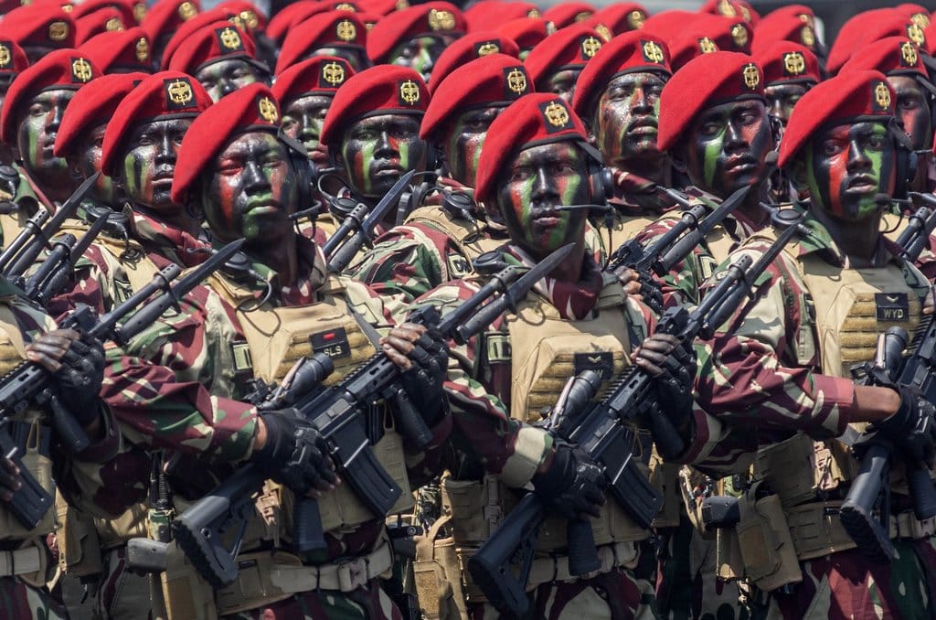 Sejumlah prajurit Komando Pasukan Khusus (Kopassus) melakukan defile usai Upacara Gelar Pasukan Operasional dan Kehormatan Militer di Lapangan Udara (Lanud) Suparlan Pusdiklatpassus, Batujajar, Kabupaten Bandung Barat, Jawa Barat, Minggu (10/8/2025). ANTARA FOTO/Abdan Syakura/YU Atraksi militer dan demonstrasi terpadu TNI