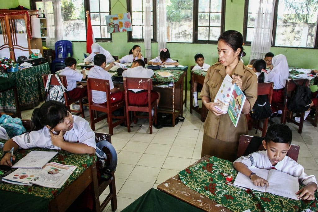 Guru honorer menyampaikan materi saat kegiatan belajar mengajar di SD Negeri Percobaan Palangka Raya, Kalimantan Tengah, Senin (11/8/2025). ANTARA FOTO/Auliya Rahman/rwa. Pemberian insentif untuk guru sebagai kado HUT ke-80 RI