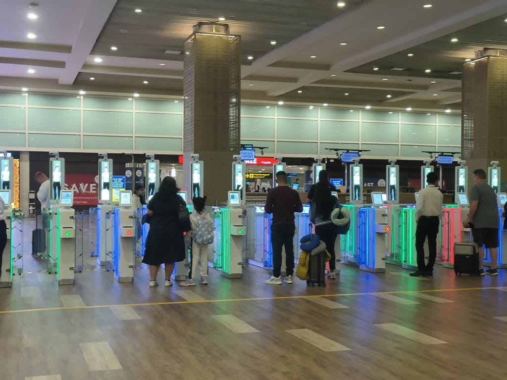 Wisatawan asing sedang menjalani proses pemeriksaan keimigrasian di Bandara Internasional I Gusti Ngurah Rai, Bali, Selasa (05/08/2025). Tirto.id/Sandra Gisela Pemeriksaan Keimigrasian Wisatawan Asing di Bali