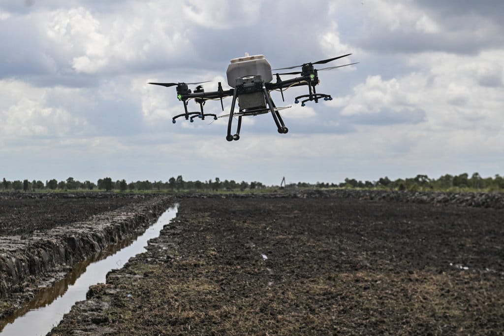 Drone bersiap menebarkan benih padi saat tanam. ANTARA FOTO/Hafidz Mubarak A/YU Drone bersiap menebarkan benih padi saat tanam.