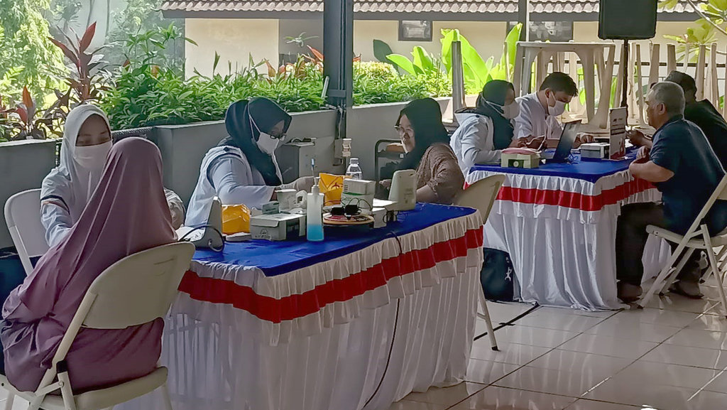 Suasana cek Kesehatan gratis dalam rangkaian kegiatan CSR JNE dan TIKI denan tajuk Berbagi untuk Kemanusiaan di Taman Yayasan Tuna Netra Jakarta Timur pada Rabu (13/8/2025). Tirto.id/Dwi Ayuningtyas Kegiatan Sosial JNExTIKI