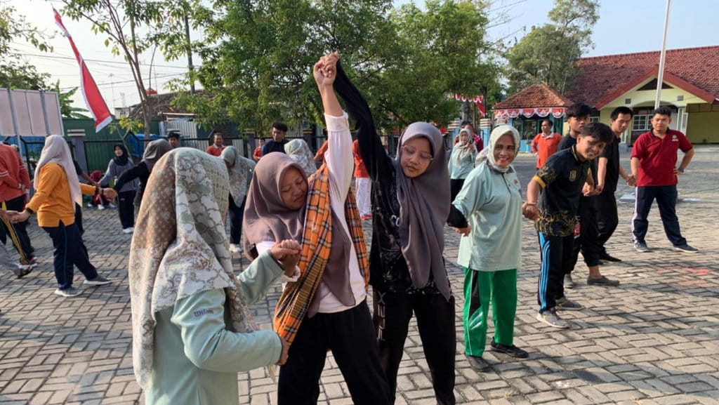 Lomba Estafet Sarung Meriahkan HUT ke-80 RI di Pemprov Jatim-UPT PSBR Bojonegoro. FOTO/dinsos.jatimprov.go.id Lomba Estafet Sarung