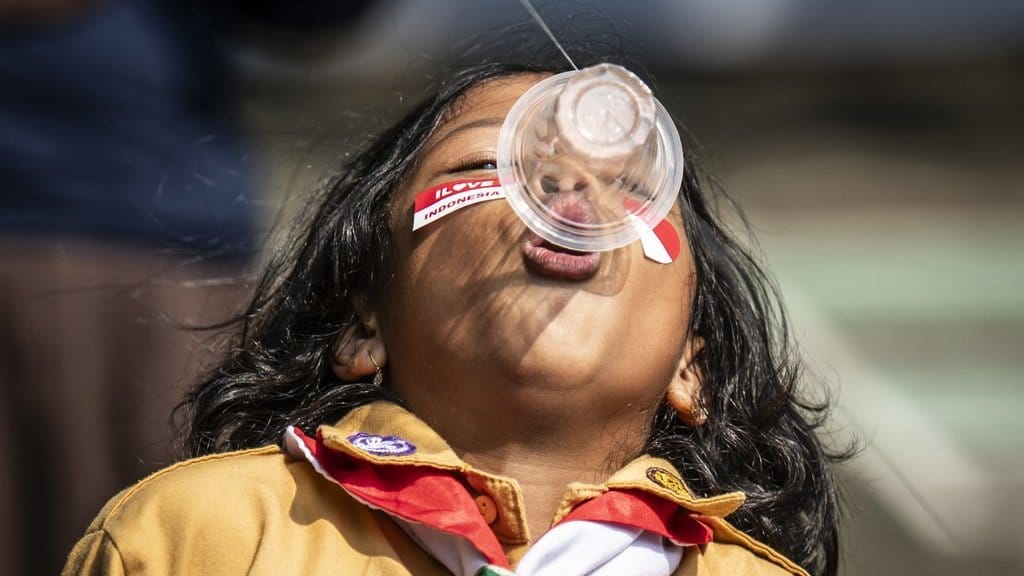 Pelajar meniup gelas plastik dalam lomba di SD Negeri Pekunden, Semarang, Jawa Tengah, Kamis (14/8/2025). ANTARA FOTO/Aprillio Akbar/nym Lomba siswa SD sambut HUT ke-80 Kemerdekaan RI